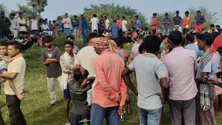 हाथी हमले में सहायक शिक्षक की माैत बाद गुलियाडीह गांव में जुटे ग्रामीण। (फोटो जागरण)