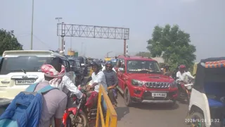 भागलपुर-नवगछिया के बीच विक्रमशिला सेतु और संपर्क पथ पर लगा जाम।