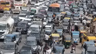 जाम में फंसे बरेली के सेटेलाइट चौराहे की ओर जाने वाले वाहन