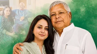 पिता लालू प्रसाद के साथ रोहिणी आचार्य। सौ-एक्स