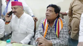 सपा कार्यालय में पत्रकारों से बातचीत करते राज्यसभा सदस्य रामजीलाल सुमन।