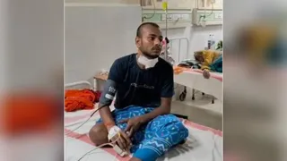 मेडिकल कॉलेज अस्पताल मधेपुरा में घायल युवक राहुल कुमार का चल रहा है इलाज।