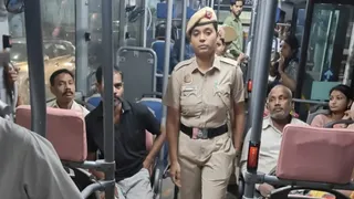 बस में निरीक्षण करती महिला पुलिसकर्मी। सौजन्य- दिल्ली पुलिस