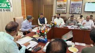 यीडा कार्यालय में चेयरमैन आलोक कुमार की अध्यक्षता में हुई 93 वीं बोर्ड बैठक में शामिल सीईओ यीडा आरके सिंह व अन्य अधिकारी। सौ- यीडा