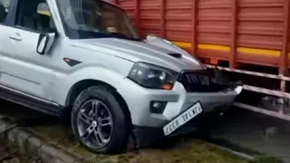 बदरपुर मेट्रो स्टेशन के सामने मंगलवार तड़के फरीदाबाद से दिल्ली जा रही तेज रफ्तार कार सड़क किनारे खड़े ट्रक में पीछे से जा घुसी। प्रतीकात्मक तस्वीर