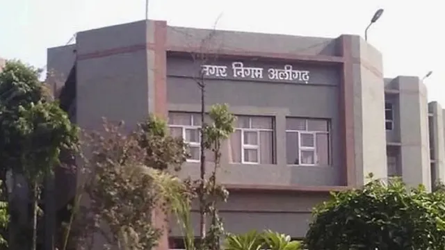 साफ-सफाई से खिलवाड़ करने पर कार्रवाई: AMU व धनीपुर मंडी को अलीगढ़ नगर निगम का नोटिस, तीन दिन का अल्टीमेटम