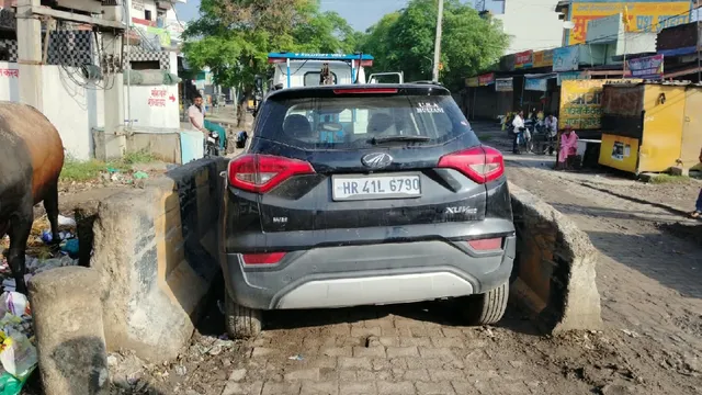 कुरुक्षेत्र में सड़क डिवाइडर बना मुसीबत, कार फंसने से टूटा एक्सल; पीडब्ल्यूडी विभाग ने दिया कार्रवाई का आश्वासन
