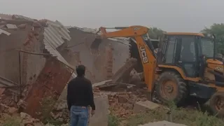 भनौता गांव में अवैध निर्माण ध्वस्त करता प्राधिकरण का दस्ता। सौ. ग्रेनो प्राधिकरण