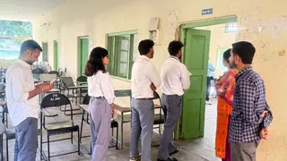 रुड़की के केएलडीएवी पीजी कालेज में मतदान के लिए लाइन में लगे विद्यार्थी