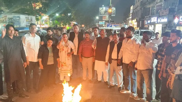 देहरादून के डीएवी कॉलेज छात्रसंघ चुनाव में धांधली का आरोप, कांग्रेस ने फूंका प्रशासन का पुतला

