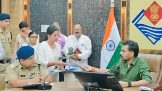 कलेक्ट्रेट में समाधान दिवस पर जनता की शिकायत सुनते डीएम डॉ. आशीष चौहान