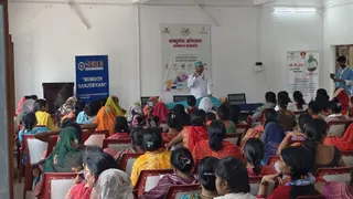 आशा कार्यकर्ताओं को प्रशिक्षण देते डाॅ. अभिषेक रंजन। सौ : स्वयं