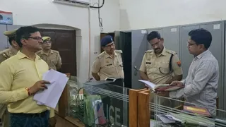 प्रधान लिपिक कार्यालय का निरीक्षण करते एसएसपी डा. इलामारन। जागरण