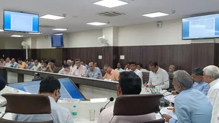 दिशा की बैठक में समस्याएं सुनते हुए केंद्रीय मंत्री कृष्णपाल गुर्जर। फोटो: जागरण