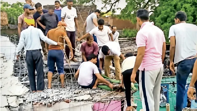 फतेहपुर में सिलिंडर ब्लास्ट से आधा किलोमीटर तक गूंजा धमाका, धुआं और धूल के गुबार से छाया अंधेरा
