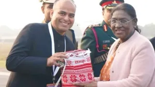 गुमला के तत्कालीन उपायुक्त कर्ण सत्यार्थी राष्ट्रपति को मांदर देते हुए