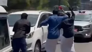 केरलम में सीएम और मंत्री के काफिले को दिखाए काले झंडे