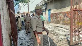 मेरठ में केसरगंज मस्जिद के बाहर तैनात पुलिस।