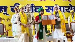 कोल्हान विश्वविद्यालय परिसर स्थित वीर शहीद पोटो हो सभागार में आयोजित कार्यक्रम में झारखंड के राज्यपाल एवं कुलाधिपति संतोष गंगवार शामिल हुए।