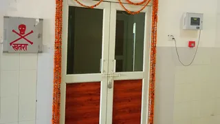 गाजीपुर में डिप्टी सीएम के उद्घाटन के बाद भी बंद पड़ी सीटी स्कैन मशीन, मरीजों को इंतजार।