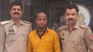 पुलिस गिरफ्त में आरोपित।