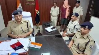 मुजफ्फरपुर में पुलिस की गिरफ्त में आरोपित।