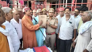 वाराणसी में पेंशनरों का धरना: आठवें वेतन आयोग से बाहर रखने पर जताया कड़ा विरोध।