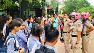 महिला पुलिस छात्राओं से संवाद करती हुई। फोटो: दिल्ली पुलिस