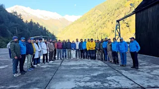 रेस्क्यू अभियान में लगी टीम के साथ एडीएम मुक्ता मिश्र