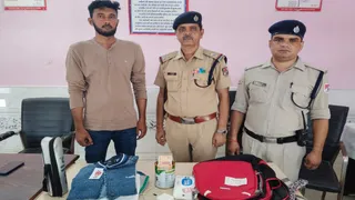 वाराणसी: RPF ने ऑपरेशन अमानत के तहत ट्रेन में छूटा यात्री का बैग नकदी समेत लौटाया।