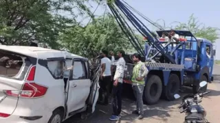 क्षतिग्रस्त कार को क्रेन के जरिए खाई से निकाला गया।