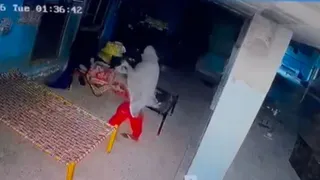 घटना का सीसीटीवी, जिसमें आरोपी हमलावर सेवादार को दबोच रहे हैं।