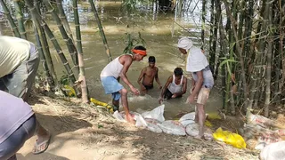 सारण मुख्य बांध में रैट होल से तेज हुआ रिसाव