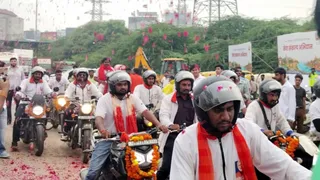 प्रधान मंत्री की जन्मतिथि एवं उनके सेवा के 25 वर्ष पूर्ण होने के उपलक्ष में आयोजित 'वडनगर से वाराणसी यात्रा' के दिल्ली पहुंचने पर किया गया फूलों से स्वागत। सौजन्य- भाजपा