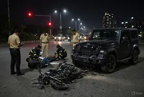 फरीदाबाद-गुरुग्राम रोड पर पहाड़ी के पास जेनपैक्ट रेड लाइट पर खड़ी बाइक को पीछे से तेज रफ्तार में लापरवाही से चलाते हुए थार चालक ने टक्कर मार दी। एआई इमेज