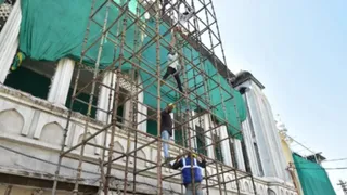 उज्जैन में शाही मस्जिद का बाधक हिस्सा तोड़ने की तैयारी। (फोटो- जागरण)