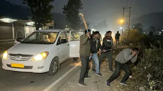 ऊना में इनोवा सवार पांच लोगों ने युवक पर हमला कर दिया। (फोटो एआई से बनाया है)