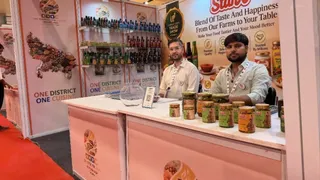 नोएडा के ट्रेड शो में गाजीपुर के मिर्च के अचार के स्वाद ने खरीदारों को लुभाया।