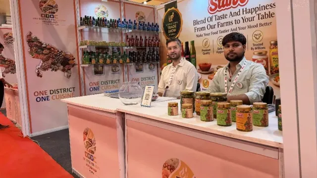चार दिन में तीन क्विंटल बिका गाजीपुर के मिर्च का अचार, ट्रेड शो में विदेशी खरीदारों की लगी भीड़
