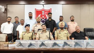 रिकवरी की जानकारी देते हुए सीनियर अधिकारी।