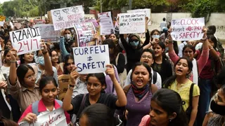 महिला सुरक्षा की मांग को लेकर डीयू में आयोजित मार्च में शामिल छात्राएं। जागरण
