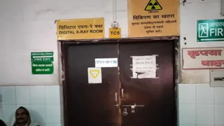 अस्पताल प्रशासन का कहना है कि शासन के निर्देश पर फिल्म का प्रयोग कम किया जा रहा है।