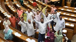 सिविक सेंटर में बैठक के दौरान नारेबाजी करते आप पार्षद।हरीश कुमार