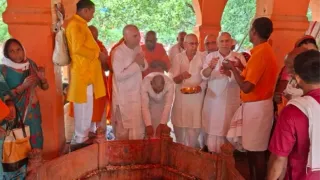 पितरों की आत्मा की शांति के लिए तर्पण। फोटो जागरण