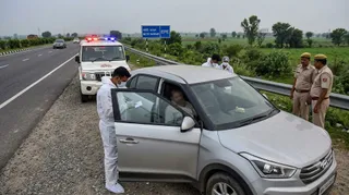 कार में वेटनरी चिकित्सक शिवम कार्तिकेय का शव मिला।