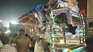 दो ट्रकों में आमने-सामने टक्कर। जागरण