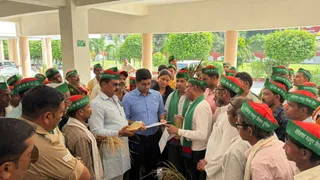अलीगढ़ में डीएम को ज्ञापन सौंपते भाकियू पदाधिकारी।