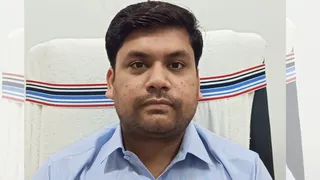 बिहार के रक्सौल के अवर निबंधन पदाधिकारी आशीष कुमार अग्रवाल।