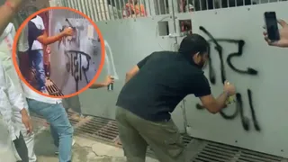 कांग्रेस कार्यकर्ताओं ने CEC के आगरा आवास पर दीवार पर 'गद्दार' लिखा था।