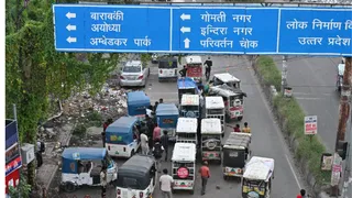 कुर्सी रोड स्थित टेढ़ी पुलिया चौराहे पर यातायात बदतर
